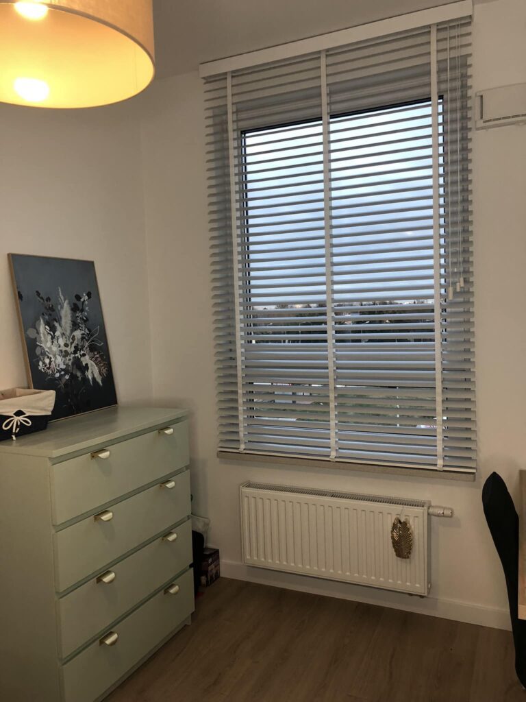 Żaluzja aluminiowa z osprzętem drewnianym