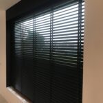 Żaluzja drewniana 50 mm z taśmami