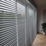 Żaluzja aluminiowa z osprzętem drewnianym, wersja taśmowa