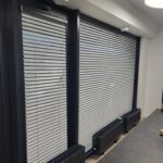 Żaluzje aluminiowe z osprzętem drewnianym, wersja sznurkowa